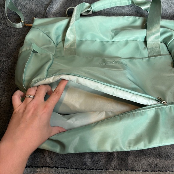 Young Living Essential Oils Green‎ Duffle Bag Travel Gym USB Port - Picture 7 of 15